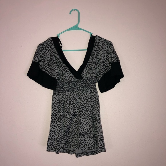 Miken Leopard Print V Neck Top SMALL - Picture 2 of 4